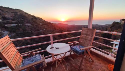 Ioulida Apartment | Aggelos & Melina studios - Enjoy sunset from Melina