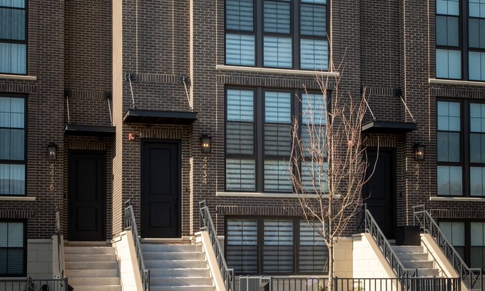 Kenwood House | Ahh-mazing Home, rooftop deck, near lake front. Easy commute to Navy Pier/Loop.