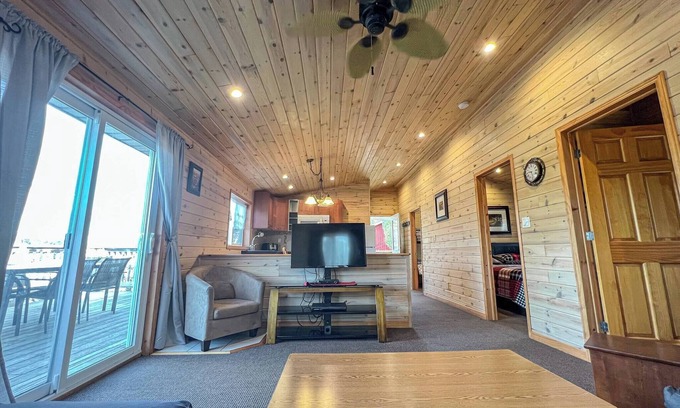 Magnetawan Cabin | Ahmic Lake Resort's Black Bear Cottage