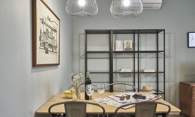 Gothic Quarter Apartment | AinB Las Ramblas Colón Apartments