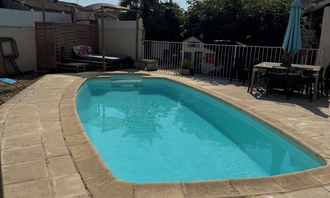 Vestric-et-Candiac Villa | Air-conditioned villa with pool, close to the sea