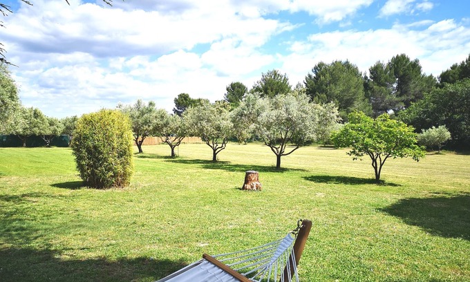 Aix-en-Provence Villa | Air-conditioned villa sleeps 10 private pool wifi very large garden with trees