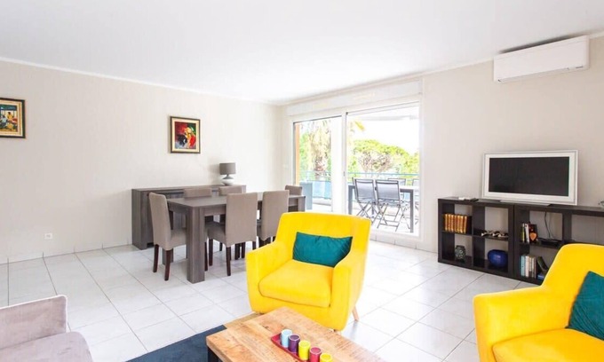 La Bocca Nord Apartment | Air-conditioned apartment with furnished terrace, tennis court & a garage