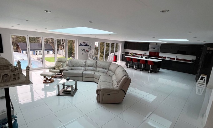 Ewell House | Air-conditioned Large 6 bed house with pool+cinema+games room