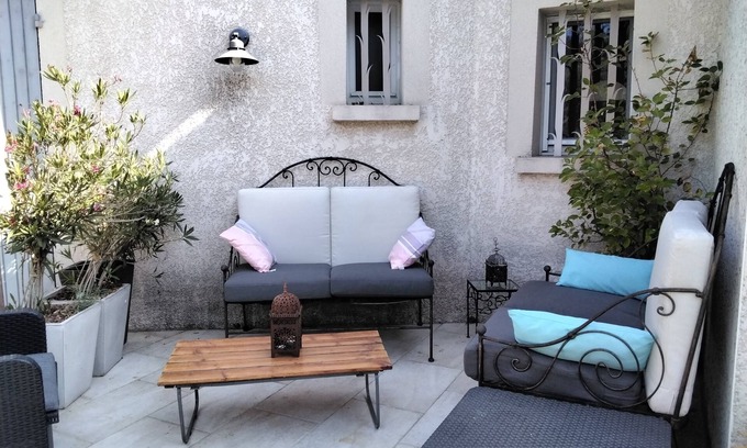 Barbentane House | Air-conditioned villa on edge of forest, 15 minutes from Avignon, heated pool.