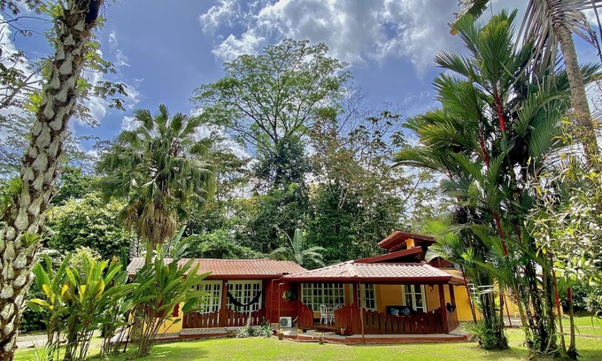 La Fortuna Villa | Air conditioning, free WiFi, pool, barbecue. 1 km from the center of La Fortuna.