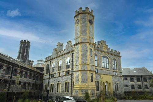 Portsmouth Apartment | Air Maison - Converted Prison Flat with Parking