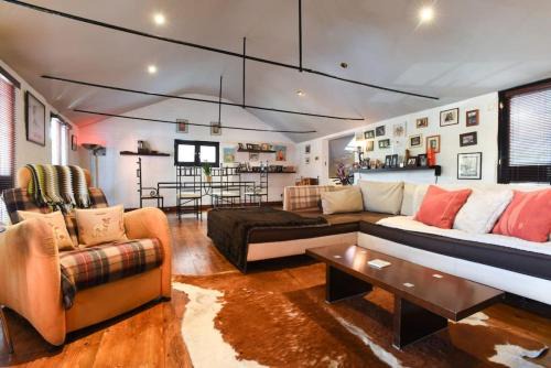 Portsmouth City Centre House | Air Maison - Unique 2 Bedroom - Old Forge in Central Portsmouth