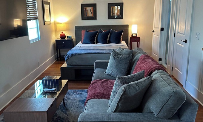 College Park Cottage | Airport 2.5 mi, Downtown 8.5 mi, Midtown 12 mi: Studio in Historic College Park