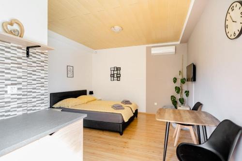 Cilipi House | Airport Garden Room
