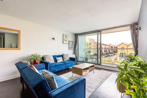 Tower Hamlets Apartment | Airy 2-Bedroom Flat with Balcony