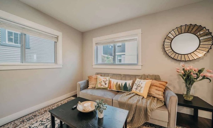 Minor Condo | Airy 3B2.5B Nest in Central Seattle/AC/Parking