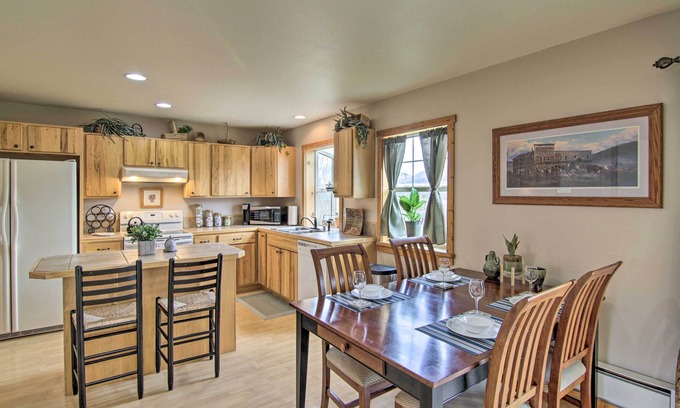 Emigrant House | Airy Emigrant Townhome w/Sweeping Mtn Views!