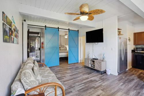 Historic Kailua Village Apartment | Airy Kailua-Kona Condo Less Than 1 Mi to Beach and Town