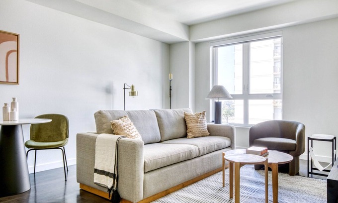 North Pine Apartment | Airy Long Beach Studio w/Pool & Gym, walk to Ocean Blvd, by Blueground