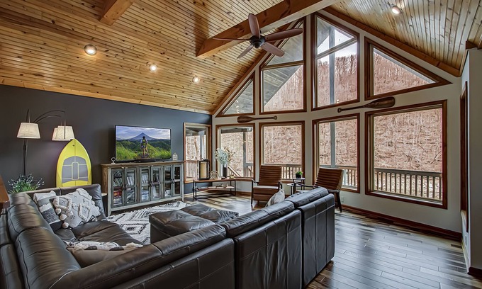 Jacksboro House | *Airy+Spacious Home* Lakefront w/Hottub & Dock