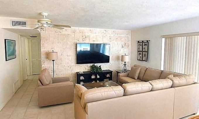 Key Colony Beach House | Airy Upper Half Duplex - Key Colony Beach. Dock, Pool Club & beach 1 block away
