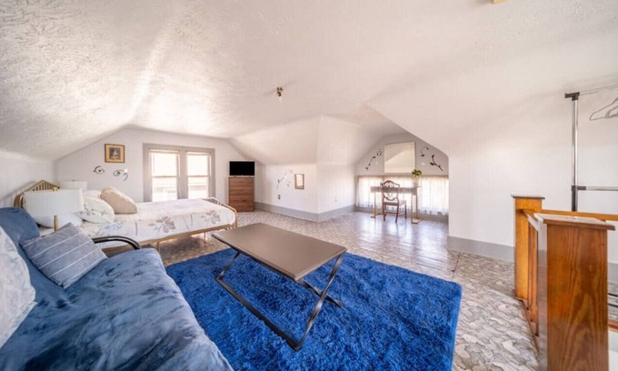 Highland Square House | Akron · Eclectic 4 BR in Akron, Highland Square king bed