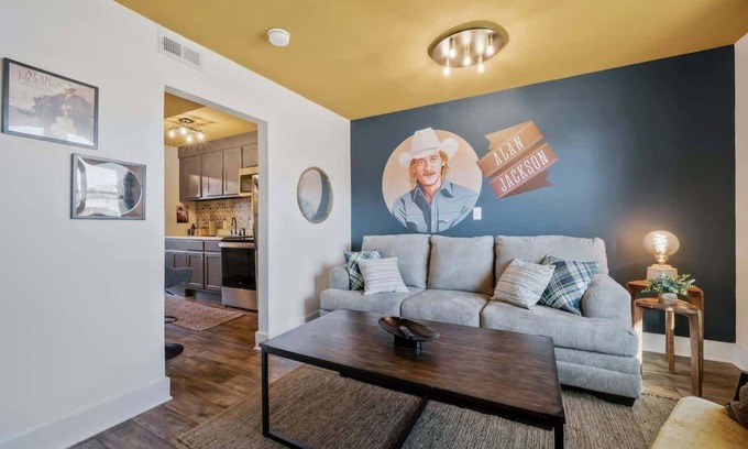 Buena Vista Apartment | Alan Jackson Themed Apartment!