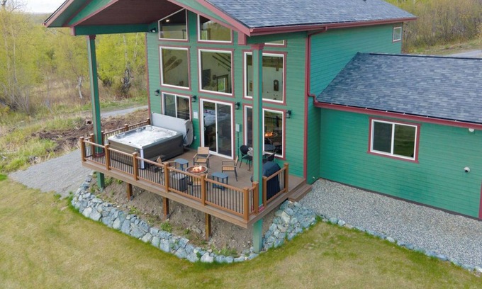 Palmer House | Alaskan White Christmas: Snow, Hot Tub & Magic!
