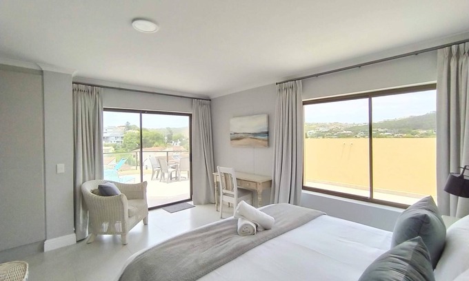 Robberg Beach Apartment | Alba Tramonto | 4 bed 3 bath - 100m Robberg Beach