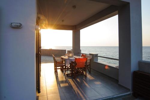 Samos House | Albatross House