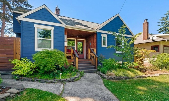 Concordia House | Alberta Arts w/Hot Tub & Yoga Studio!