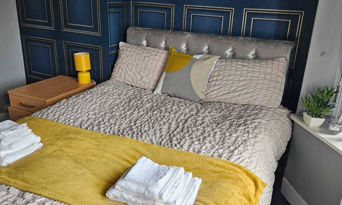 Preston House | Aldwych House For Holidays, Contractors and Relocation with Free Parking &Wi-Fi