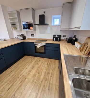 Crewe House | Alex, mornflake, train station, M6, parking, professional