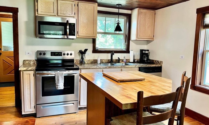 Alexander House | Alexander Haus Main @Camp Driftwood-Stay on River!