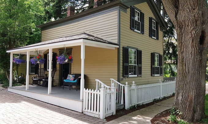 Old Town Historic District House | Alexander Mckee House - Best location in Old Town, Niagara-On-The-Lake!