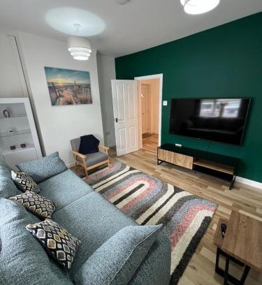 Crewe Apartment | Alexandra Apartment -Secured Parking -2 Bedrooms