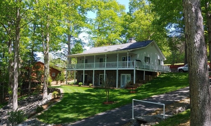 Moneta House | Alfords Getaway - Family Favorite, Sleeps 6, Amazing views