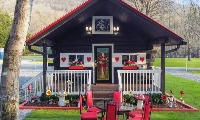 Hayesville Cottage | Alice’s Queen Cottage~Direct Creekfront, Small zoo