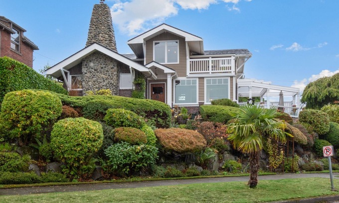 North Admiral House | Alki Beach Area, Bluff with Stunning, walk on ferry to downtown/Pike Market