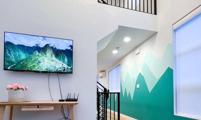 North Admiral House | Alki Beach Townhome A/C rooftop deck kids-friendly!