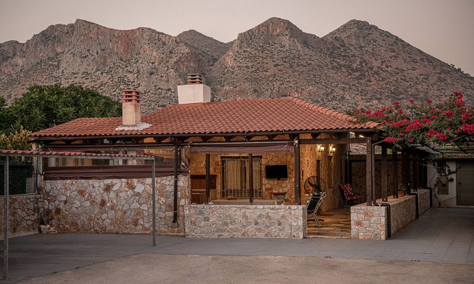 Stavros Cottage | Alkistis Cottage House, Shared Pool, Special Bbq, Garden, Close to Sandy Beach