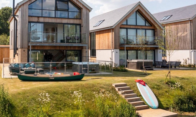 Cirencester Villa | All Aboard - ML53 - HOT TUB - Lakeside Spa