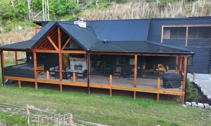 Topton Cabin | All Decked Out-Pet Friendly, Luxury Log Cabin Rental, High Speed Internet, 4 Decks, Swinging Day Bed, Large Hot Tub-Nantahala NC.