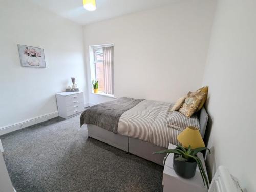 Stoke-on-Trent House | All En-suite Home for Contractors, Families & Large Groups
