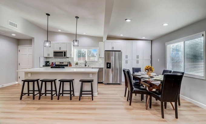 Reseda House | All Inclusive Modern Family Home 3BR 3BR Near Dignity Health Northridge Hospital