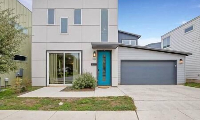 Terrell Heights House | All Masters, 22ft Ceilings!