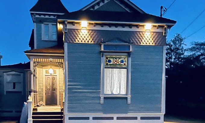 Bishop Apartment | All New 1 BEDROOM Downtown Luxury Victorian bedroom separate from house sleeps 2