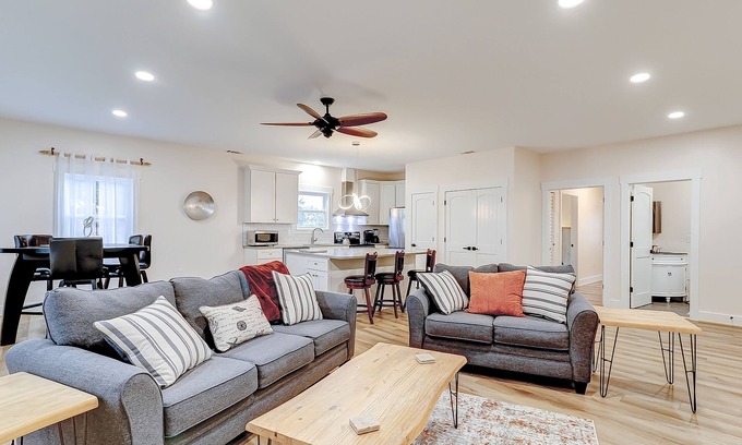 Savannah Victorian District Apartment | All-new apartment with central AC, washer/dryer, & central location