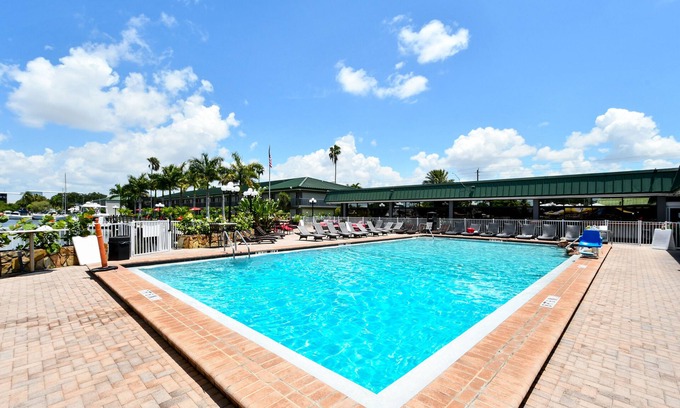 Trailer Estates Hotel | All-New, First Floor, Bunk Bed, Huge Pool, 70" TV, Tiki Bar!