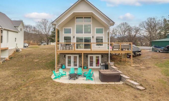 Bean Station Cabin | All New! Waterfront! The Annason at Cherokee Lake! Firepit, & Private Dock!