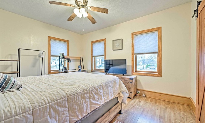 Grand Haven Cottage | All-season Grand Haven Getaway With Deck!
