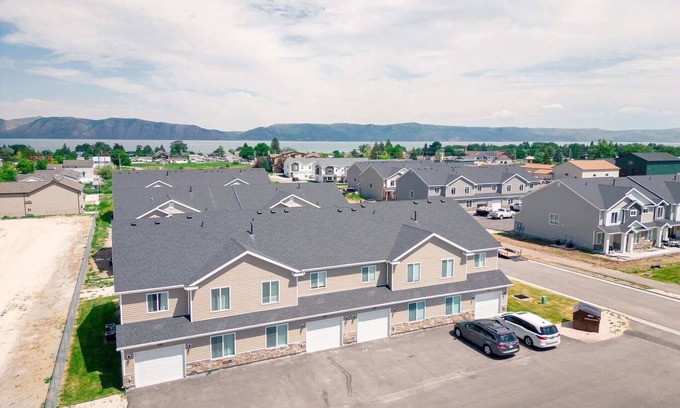 Garden City Condo | All-season Lake Escape l Bearfoot Bungalow by Stay