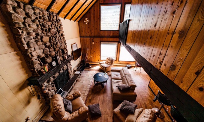 Henryville House | All Seasons Getaway.
