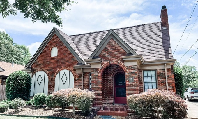 Cleveland House | All the Feels 70’s vibes 4br 3bath large yard with a playset